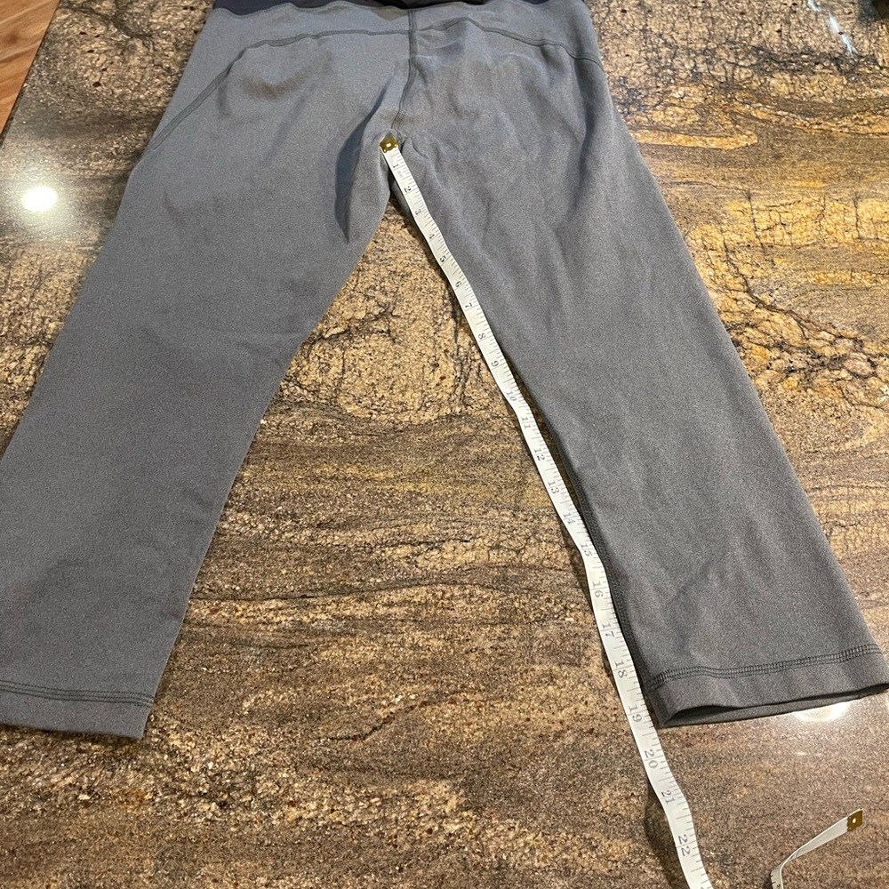 🌸 Isabel maternity crossover band Capri length leggings‎ gray size Medium N… - Picture 6 of 6